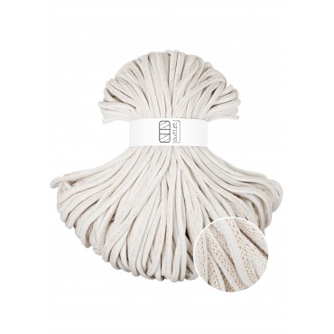 Złamana biel ze złotą nitką...